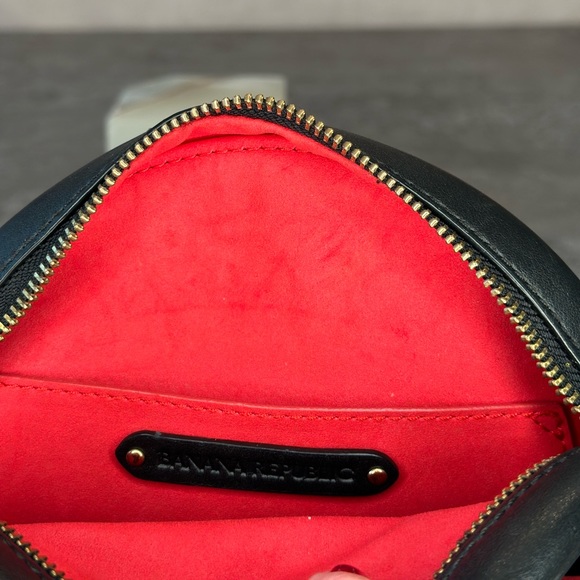 Banana Republic black leather purse. cross body - Picture 4 of 6